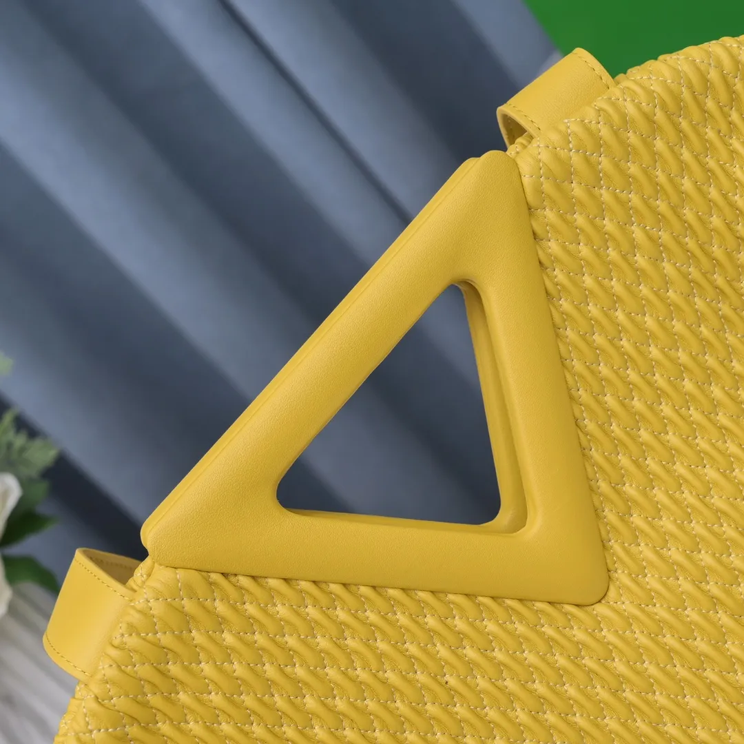 Special price 1600🉐️B’s new POINT handbag, sheepskin and Losange quilted leather handbag, and the position of the triangular handle also hides a magnet opening and closing design, very retro, replacing the conventional zipper but still retaining enough privacy, with long The shoulder straps are worn diagonally, showing a sense of laziness, and full of high-end feeling, which will capture the hearts of girls~ New style for spring and summer, V-shaped handle design~ Simple and cool, the wind blows~ The size of this large triangle bag: 31*26*10 Model # "6909-1"